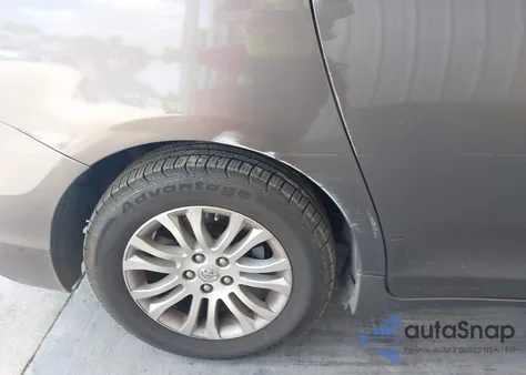 2011 Toyota Sienna Xle V6 z USA, uszkodzony, nr VIN 5TDYK3DC1BS085563